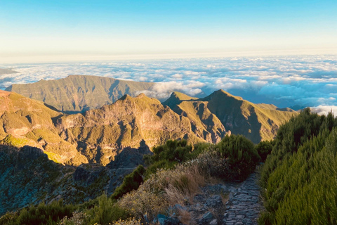 Från Achada do Teixeira: Envägsöverföring till Pico do ArieiroFrån Achada do Teixeira: Envägsutflykt till Pico do Arieiro