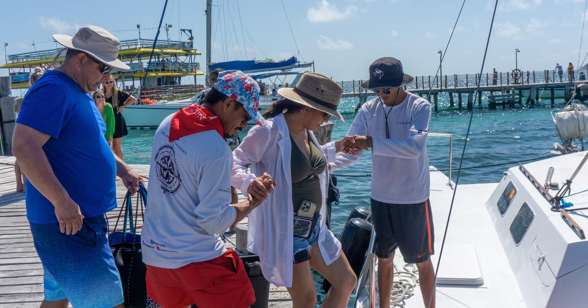 Isla Mujeres Basic Catamaran Tour z nurkowaniem i otwartym barem ...