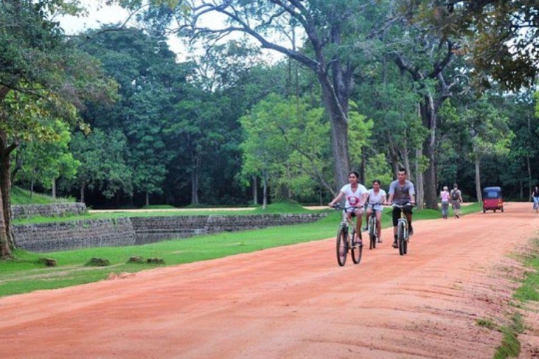 Sigiriya: All-Inclusive-Dorf-Radtour!