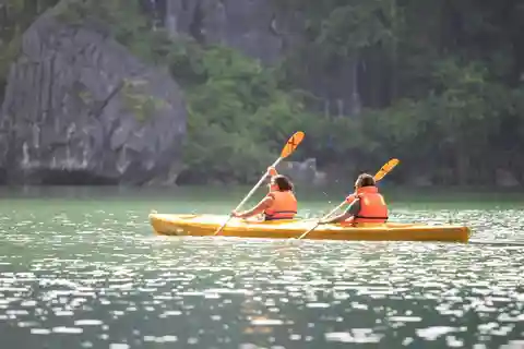 Descubre la Bahía de Halong Crucero panorámico de 4 horas, kayak, almuerzo y cueva