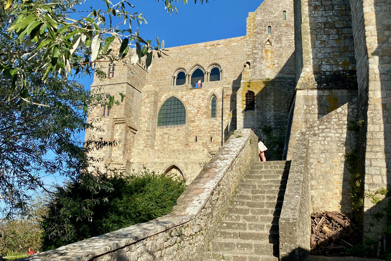 Visita privata con guida dal vivo di Mont Saint-Michel e Honfleur in MercedesPrivato Mont Saint-Michel, Honfleur da Parigi in Mercedes