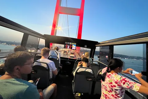 Istambul: Excursão noturna de ônibus de dois continentes com comentários