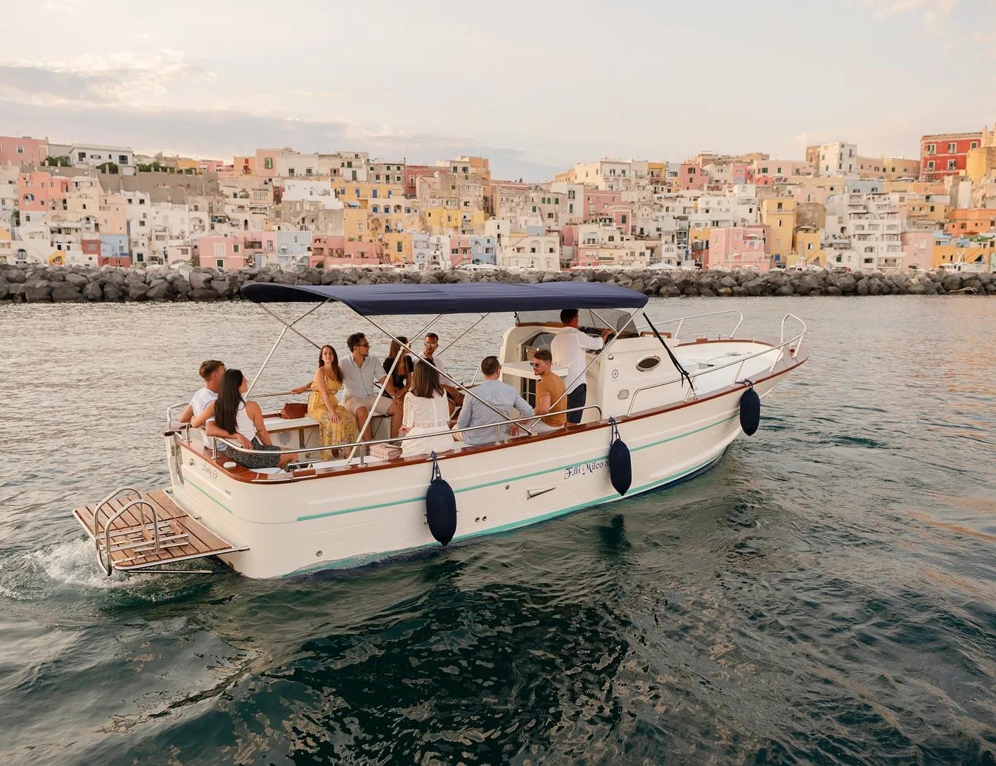 Procida: 6 Stunden auf dem Boot Lady G mit Mittagessen und Schwimmen