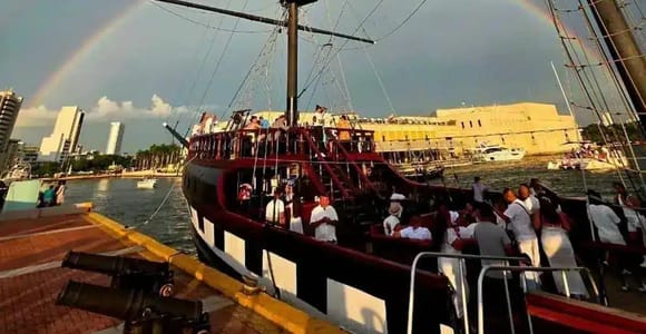 Cartagena: Sunset Pirate Bay Sightseeing Tour with Drinks, Ideal for Families