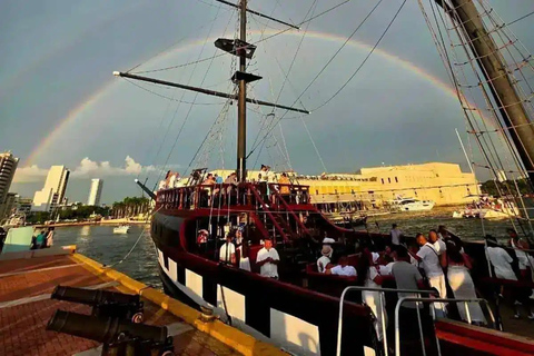 Cartagena: Sunset Pirate Bay Sightseeing Tour with Drinks, Ideal for Families