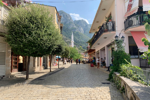 "Excursión de un día al Castillo de Kruja y al Antiguo Bazar desde Tirana y Durres""Visita al Castillo de Kruja y al Antiguo Bazar desde Tirana, Durres y Golem"