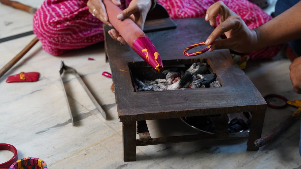 Ajmer: Lac-Schmuck-Workshop mit einem lokalen Kunsthandwerker