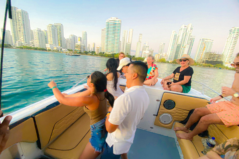 Cartagena: Atardecer en barco en la bahía con música y licor