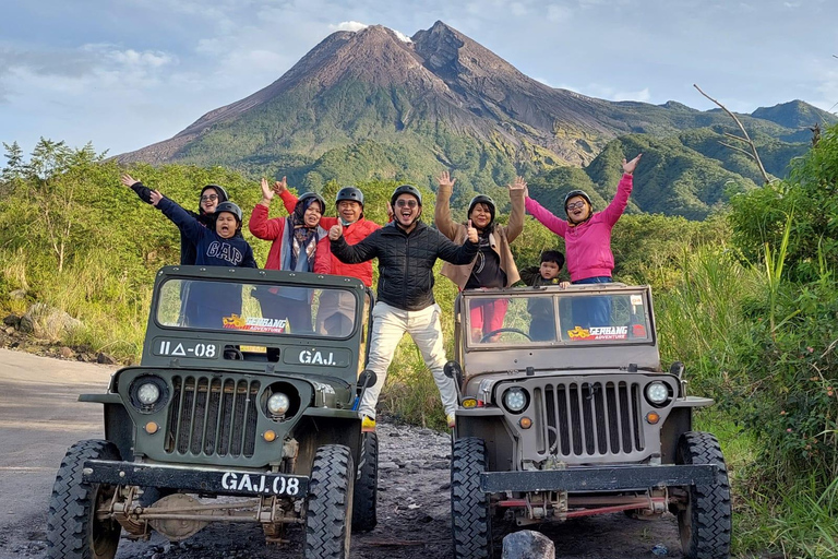Alba del vulcano Merapi con jeep 4wd e passo sulla lava fredda