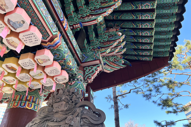 Walking through the heart of Seoul. Tour in Spanish