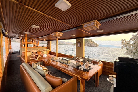 Komodo: Full-Day Sailing Trip by New Luxury Phinisi