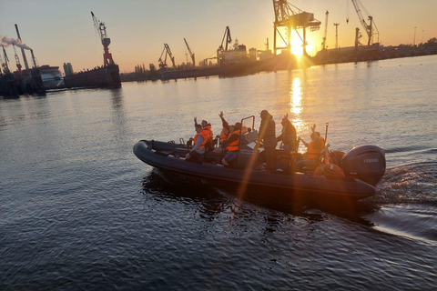 Bateau de vitesse au bout de la jetée à Sopot. Vitesse 100 km/h