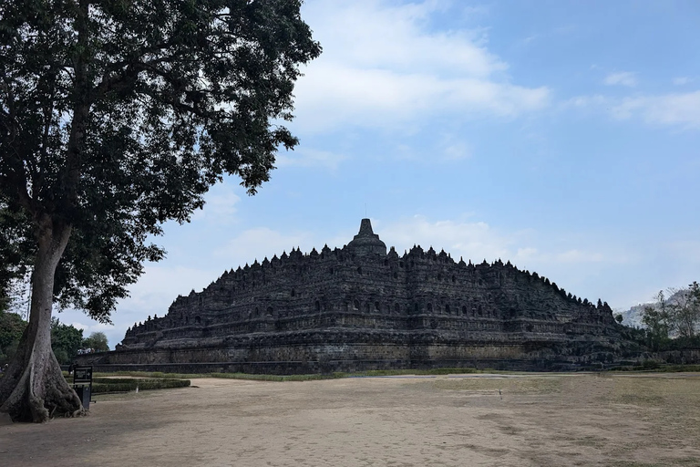 Tour del Tempio di Borobudur e del Tempio di Prambanan con scalata