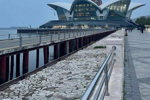 Baku: Interactive City Tour with Wine Tasting