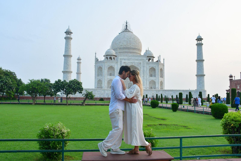 From Delhi Airport: Private Guided Taj Mahal Layover Tour From Delhi Airport: All Inclusive (Tickets + Lunch)