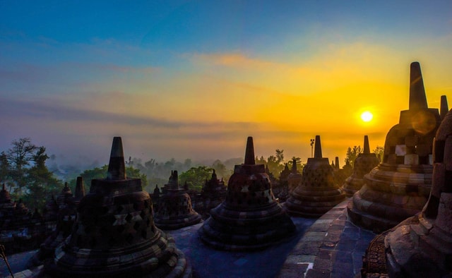 Yogyakarta: Borobudur Sunrise ClimbUp & Prambanan Guided