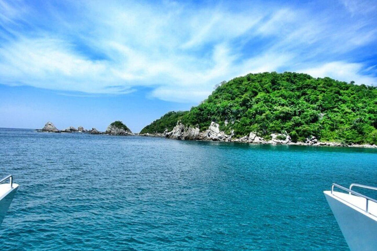 Huatulco: 7 Bays Boat Tour with Snorkeling and Lunch