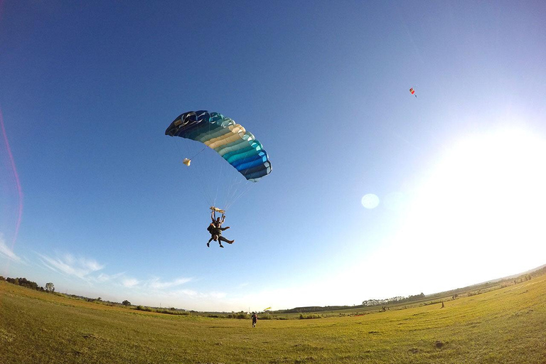 Foz do Iguaçu: Tandem Skydiving Experience with Pickup Foz do Iguaçu: Tandem Skydiving w/ Cameraman