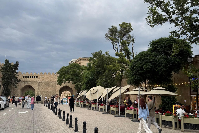 Baku: Old City Private Walking Tour with Tea & Sweets