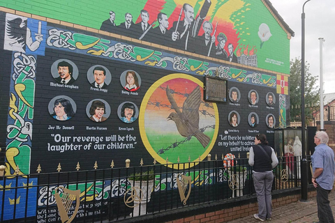 Belfast: Wycieczka z przewodnikiem słynną czarną taksówką z irlandzką kawą