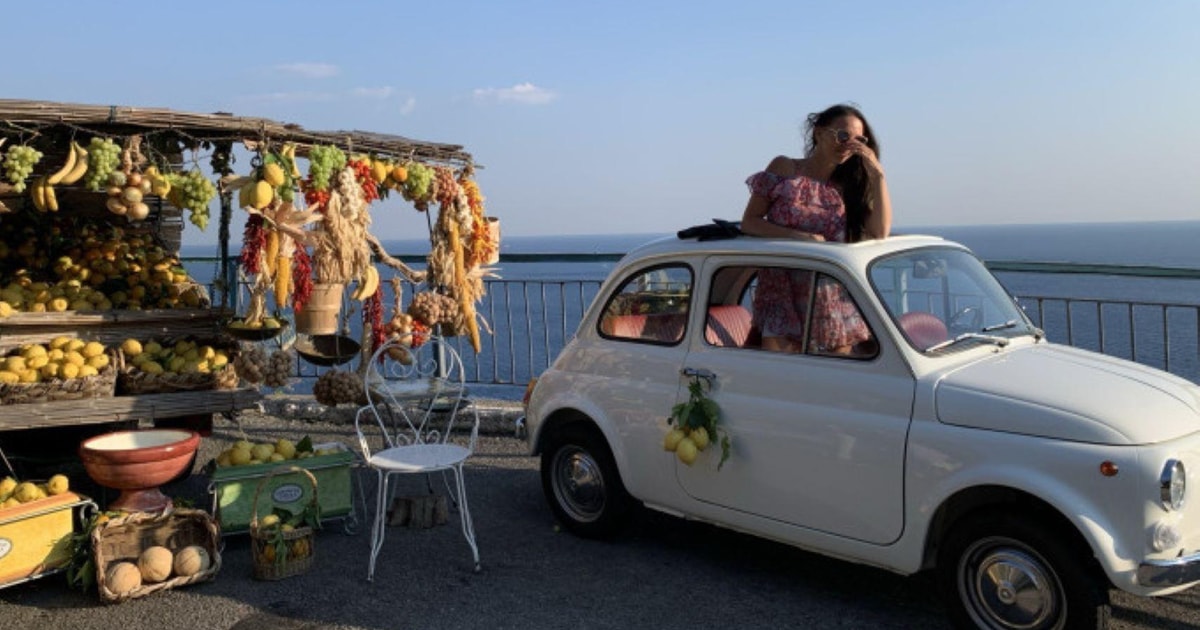 Wandbild Retro Fiat am Mittelmeer mit mediterraner Landschaft