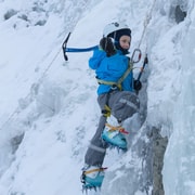 Pyhätunturi : Aventure d'escalade de glace pour enfants en Laponie finlandaise
