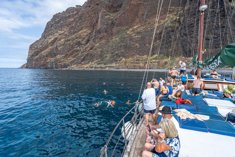 Madeira: escursione in barca di legno con balene e delfini