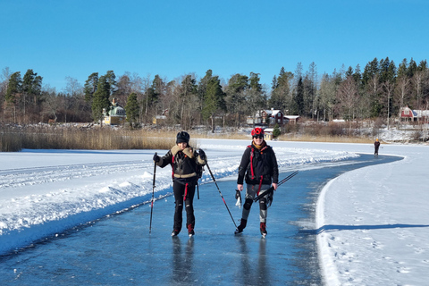 Stoccolma: Pattinaggio nordico per principianti su un lago ghiacciatoStoccolma: pattinaggio nordico su ghiaccio per principianti su un lago ghiacciato