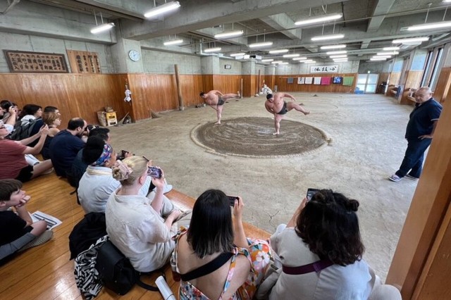 Visit Tokyo Sumo School Experience with Stable Master & Wrestler in Tokio