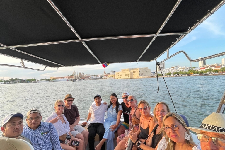 Impreza na łodzi o zachodzie słońca: wokół zatoki BocagrandeKartagena: wycieczka łodzią o zachodzie słońca z 2-godzinnymi bezpłatnymi napojami