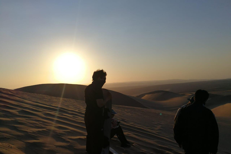 Sandboarding en el desierto de Ica al atardecer