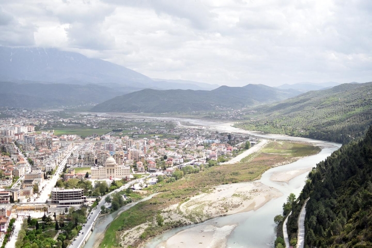 Depuis Tirana : Excursion d'une journée à Berat, ville UNESCO, et au lac BelshiVisite privée