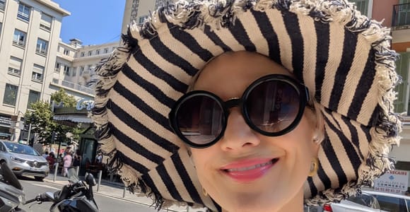 Nice: Iconic French Singers Walking Tour with Live Cabaret