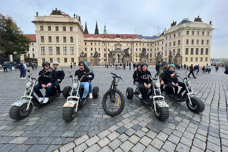 Prague : Visite guidée des points de vue panoramiques en tricycle électriqueOffre spéciale Tour standard avec 2 personnes par tricycle