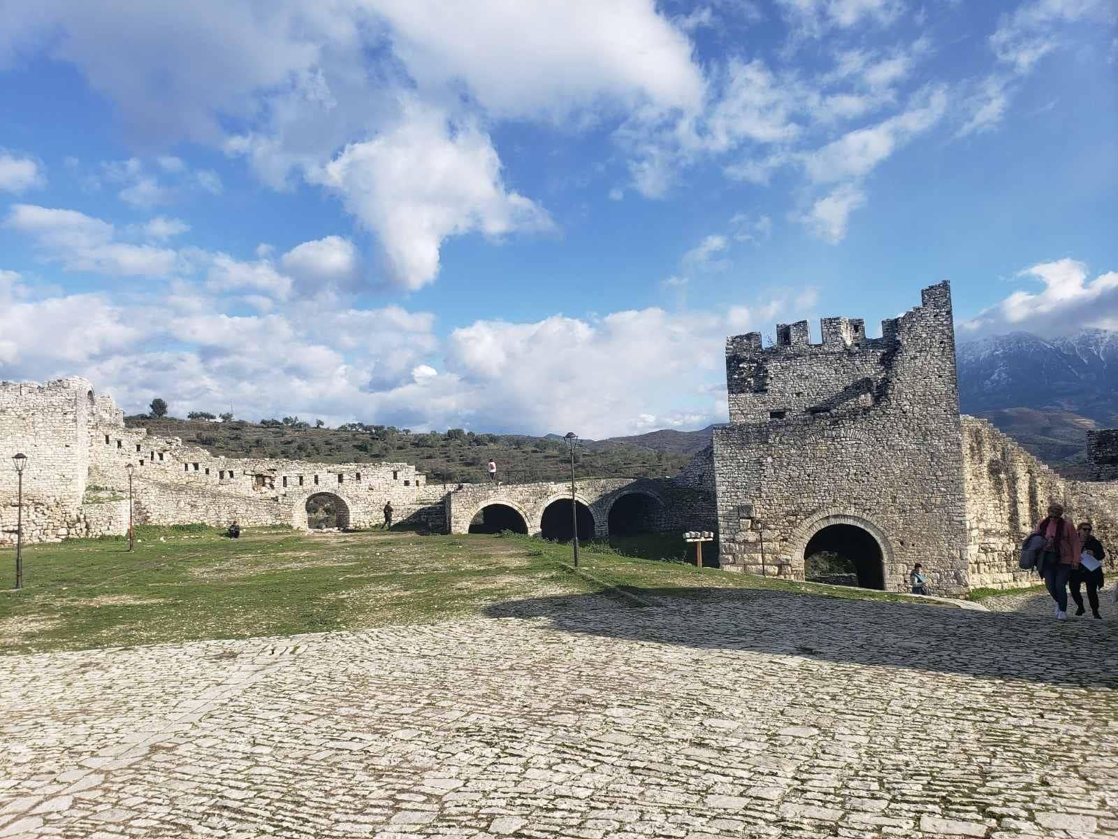 Von Durrës aus: BERAT DAY TOUR - "Stadt der tausend Fenster"
