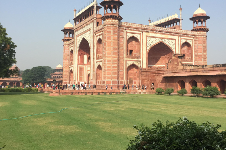 Depuis Delhi : Taj Mahal Sunrise et visite d'Agra en voiture avec guide