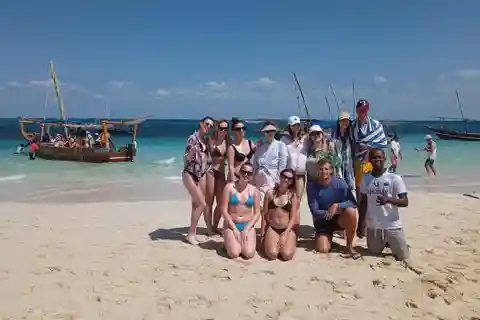 Zanzibar: Safari in barca blu condiviso con pranzo a base di pesce