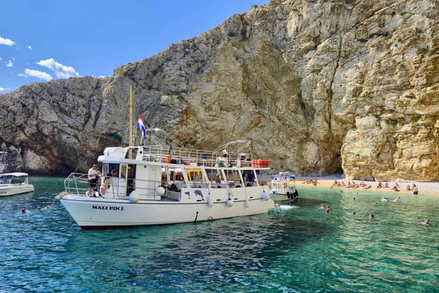 Krk: Goldene Bucht, Blaue Höhle, & 4 Inseln Kreuzfahrt. Foto: GetYourGuide Krk: Goldene Bucht, Blaue Höhle, & 4 Inseln Kreuzfahrt. Foto: GetYourGuide