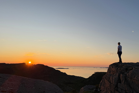 Tromsø: Midnight Sun Hike with Local Guides, Lunch & Photos