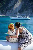 Altea, praias e enseadas navegando no cruzeiro de catamarã com almoço - Housity