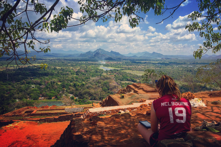 An ultimate day trip to Sigiriya rock fortress