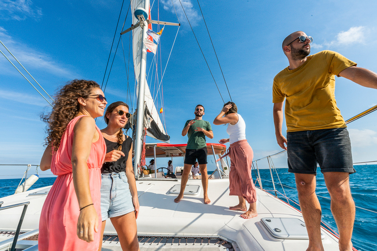 Barcelona: Catamaran cruise overdag of bij zonsondergang met drankjeZonsondergang: boottocht op een catamaran met een kleine groep