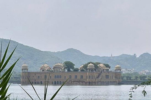 Jaipur: Private Luxury 2-Days City Tour with Guide By Car Tour With 3-star Accommodation