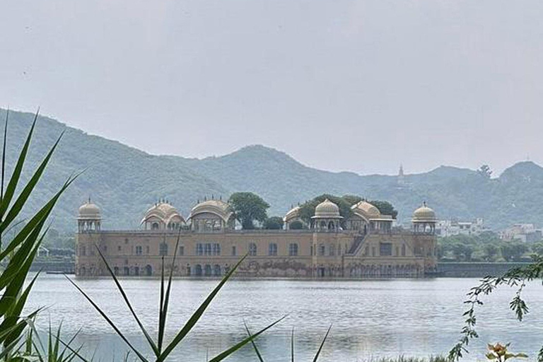 Jaipur: Private Luxury 2-Days City Tour with Guide By Car Tour With 3-star Accommodation