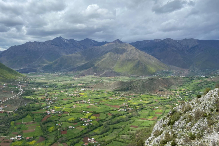 Caminhada e exploração de Kulla Hupi : Dia de agroturismo saindo de Tirana