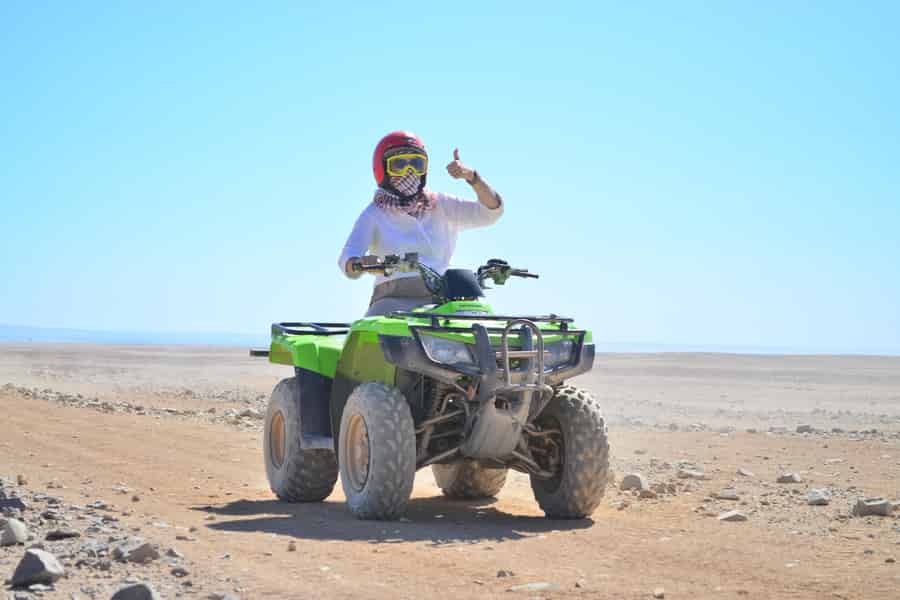 Hurghada: Mega-Safari, Quad, Allrad-Jeep, Kamel mit Barbecue & Show. Foto: GetYourGuide Hurghada: Mega-Safari, Quad, Allrad-Jeep, Kamel mit Barbecue & Show. Foto: GetYourGuide