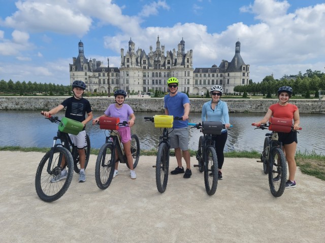 Visit Chateaux de la Loire cycling ! in Blois, Francia