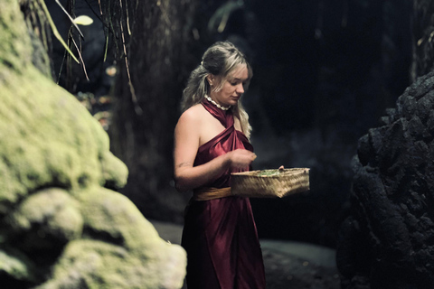 Ritual Melukat en la cascada de Taman Beji Griya