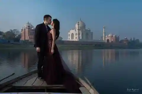 Delhi: Taj Mahal Tour with Photographer by Gatimaan Express.