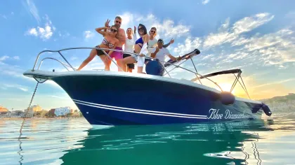Taormina: Private Speedboat Tour mit Aperitif und Badestopp
